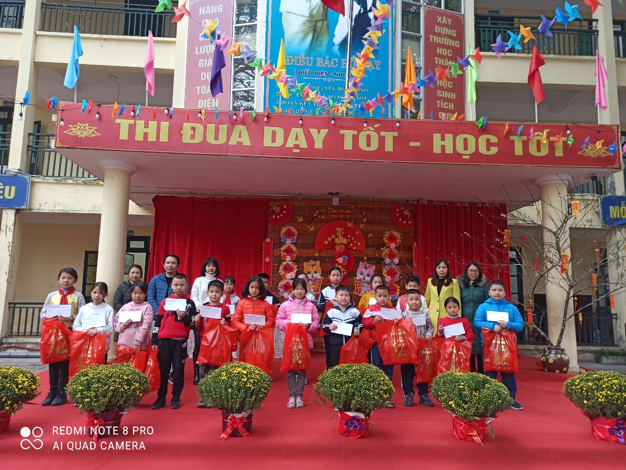 Trao quà cho HS có hoàn cảnh khó khăn dịp Tết Nguyên đán 2023